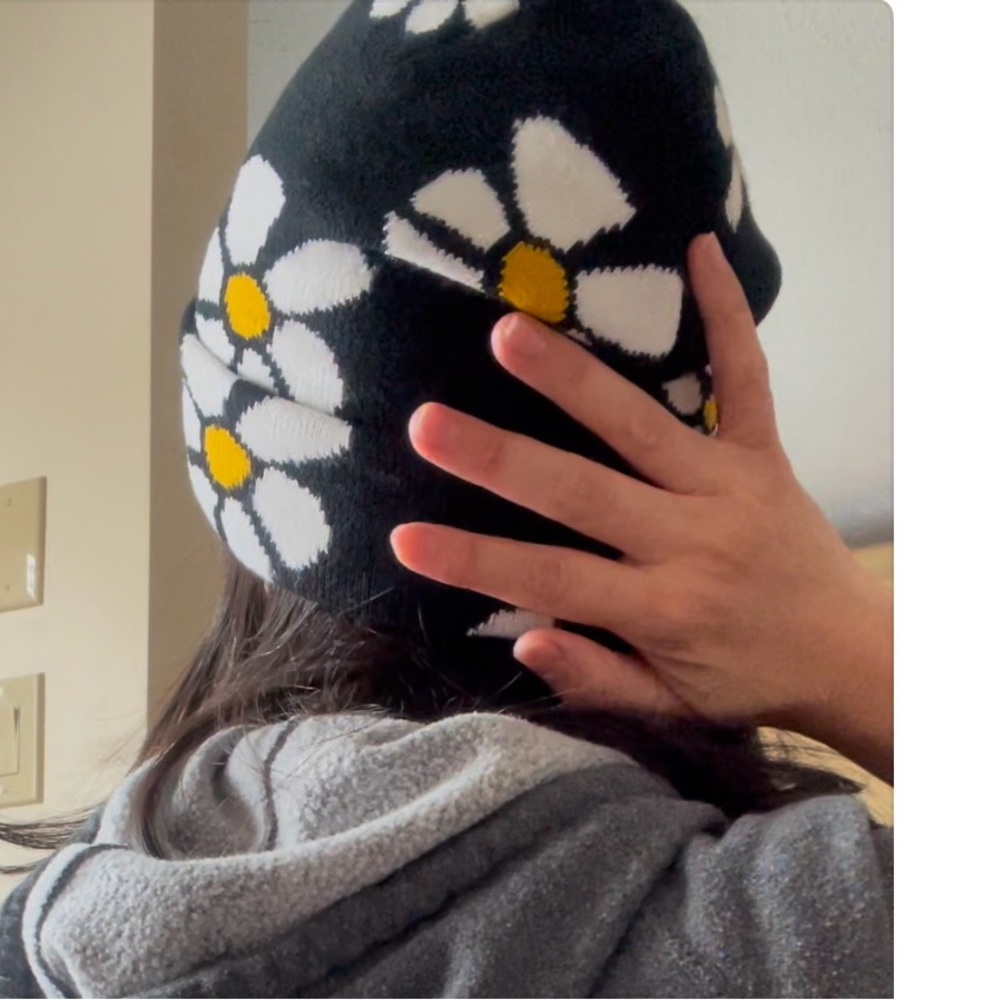 Cedarwood Threads Womens Black Beanie Hat White Floral Outdoor Winter Soft Cozy